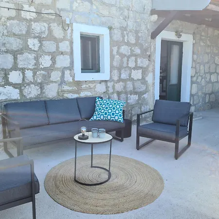 Feriehus Amber's Place: Cosy House With Pool And Sea Views Dubravica (Dubrovnik)