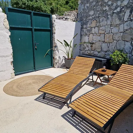 Amber's Place: Cosy House With Pool And Sea Views