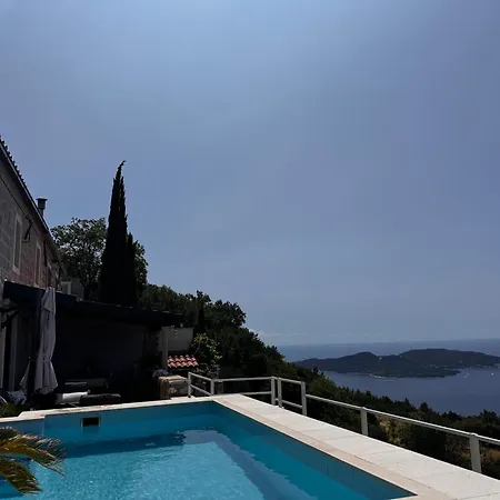 Amber Cosy House With Pool And Sea Views Feriehus