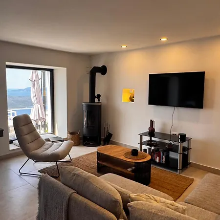 Amber Cosy House With Pool And Sea Views Feriehus