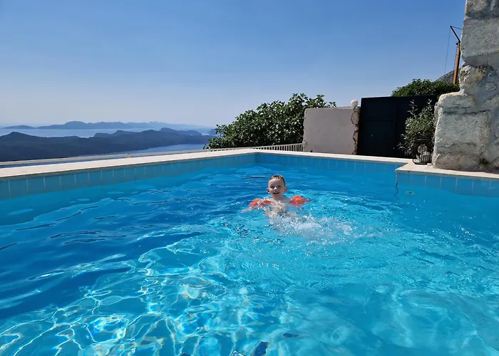 Ferienhaus Amber's Place: Cosy House With Pool And Sea Views