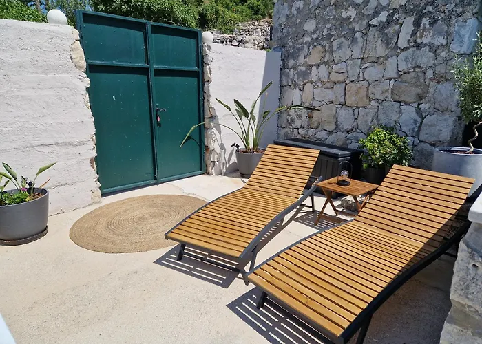 Amber's Place: Cosy House With Pool And Sea Views