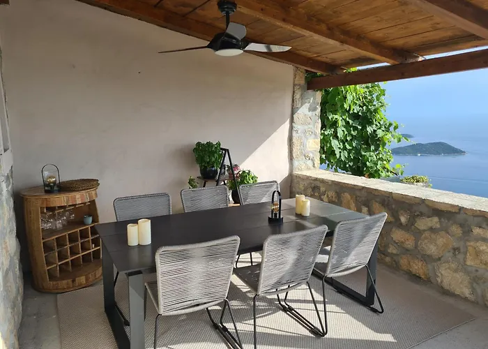 Ferienhaus Amber's Place: Cosy House With Pool And Sea Views