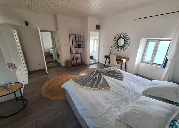 Amber's Place: Cosy House With Pool And Sea Views