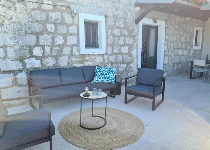Ferienhaus Amber's Place: Cosy House With Pool And Sea Views Dubravica (Dubrovnik)